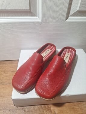 Azaleia Red Leather Mules – Size 6